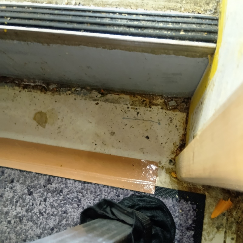 ドア枠と敷居の間のすき間