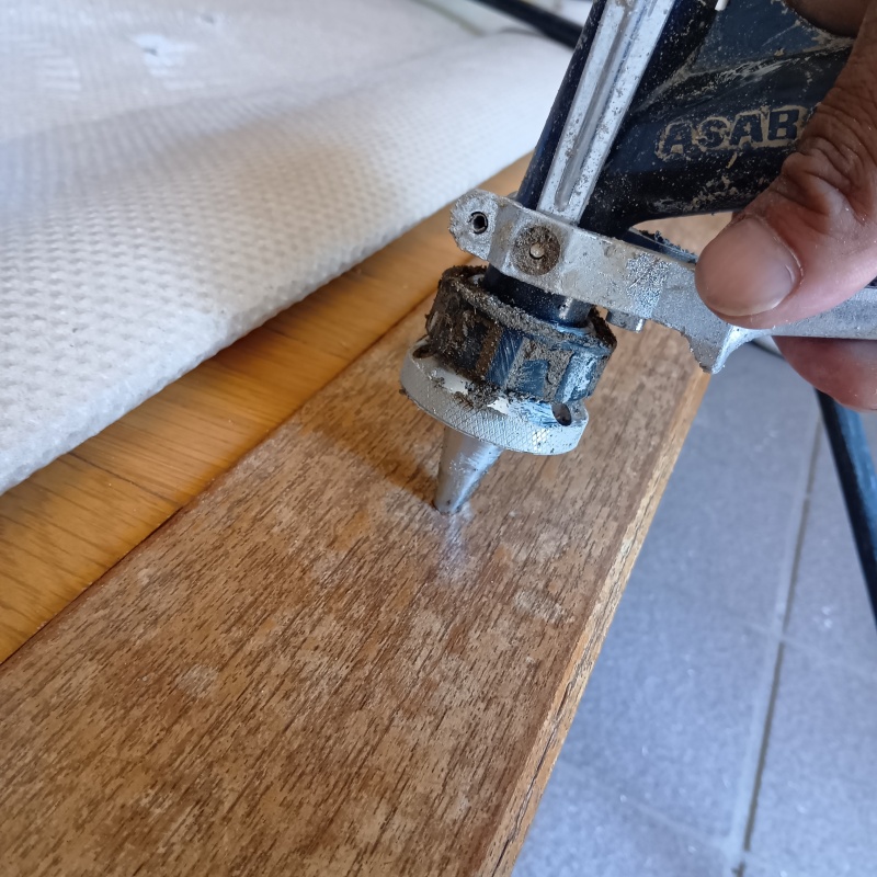 部屋の敷居にシロアリ駆除剤を注入