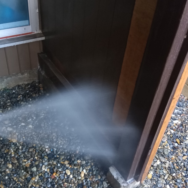 建物の外周にシロアリ駆除剤を散布