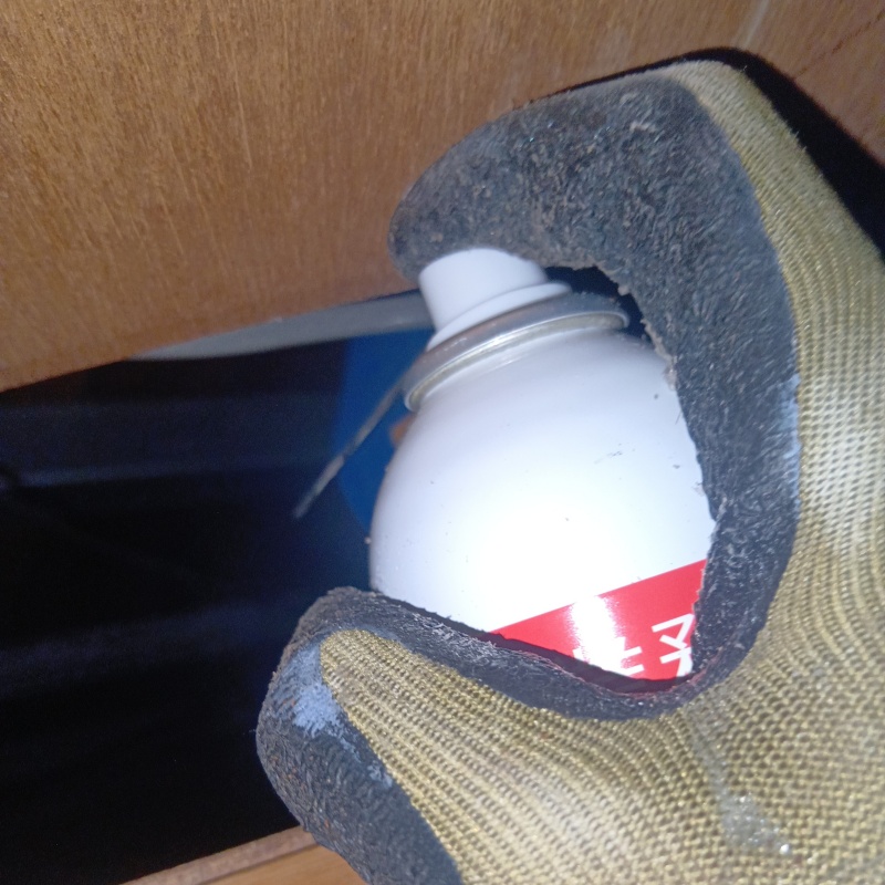 忌避剤を吹き付けている様子