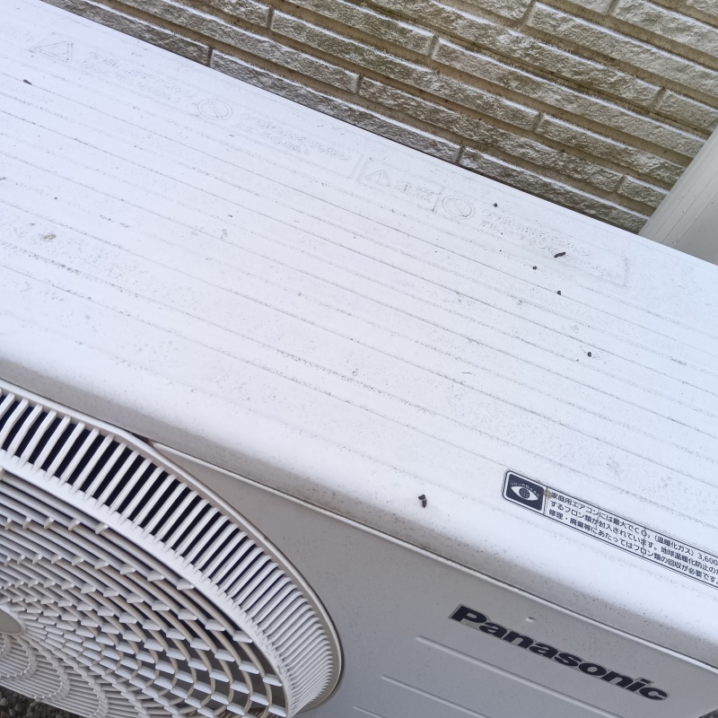 室外機の上にフンを発見