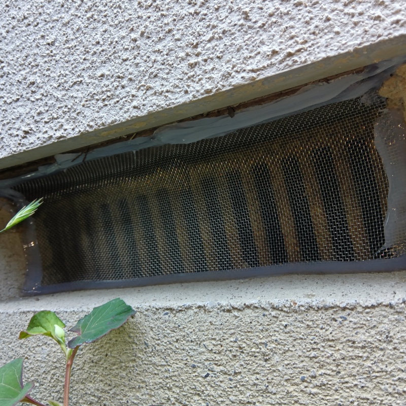 床下換気口のすき間をネットとパテで封鎖
