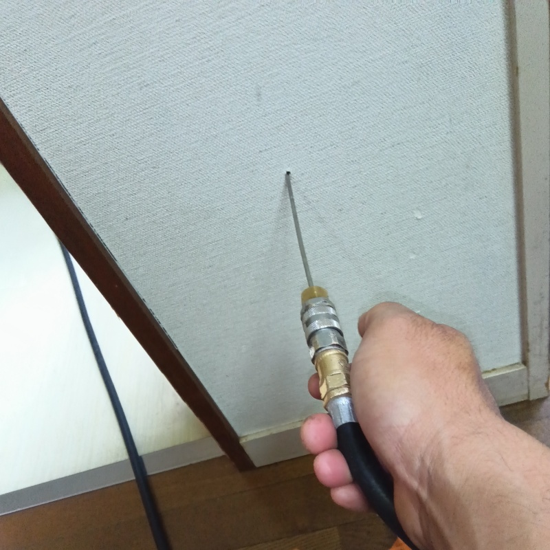 大阪府堺市南区で10年保証!築40年の施設の柱から発生したシロアリの駆除事例