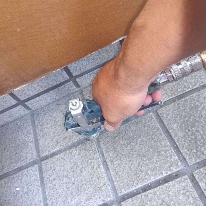 玄関床に防蟻剤を注入