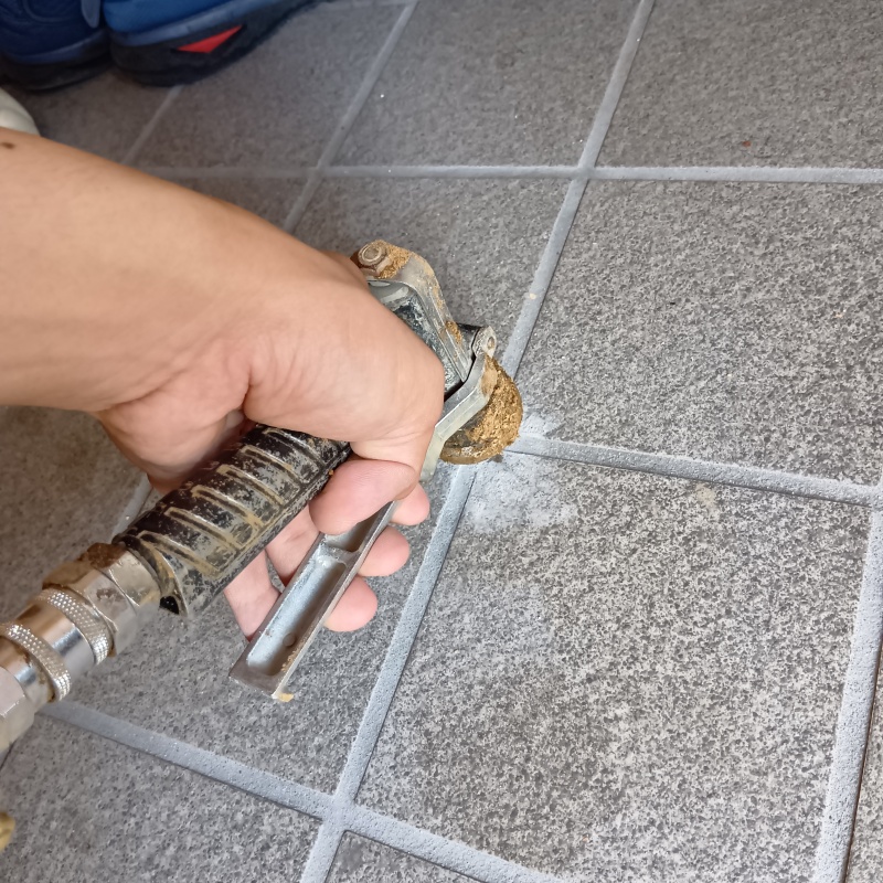 玄関床の目地からシロアリ駆除剤を注入