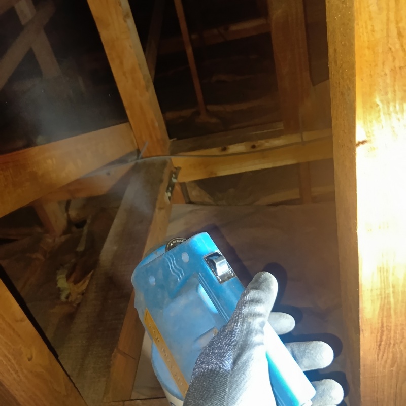 天井裏を噴霧器で除菌・消臭