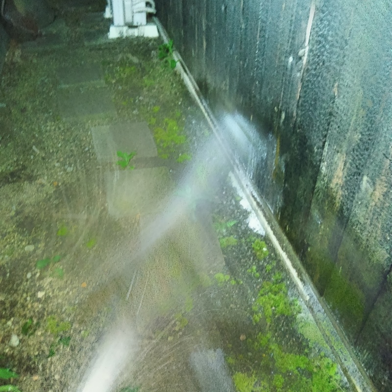 建物まわりにシロアリ駆除剤を散布