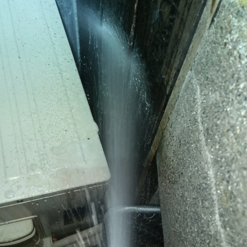 建物まわりにシロアリ駆除剤を散布