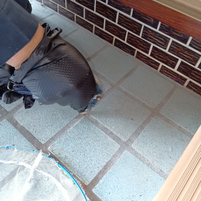 玄関床にシロアリ駆除剤を注入