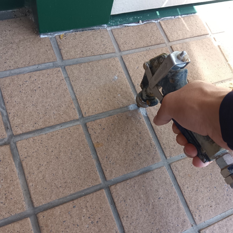 玄関床に防蟻剤を注入