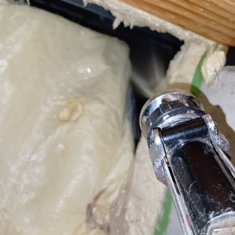 床下に防蟻剤を散布