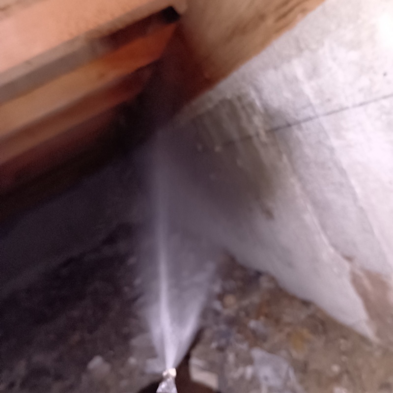 床下の木材にシロアリ駆除剤を散布