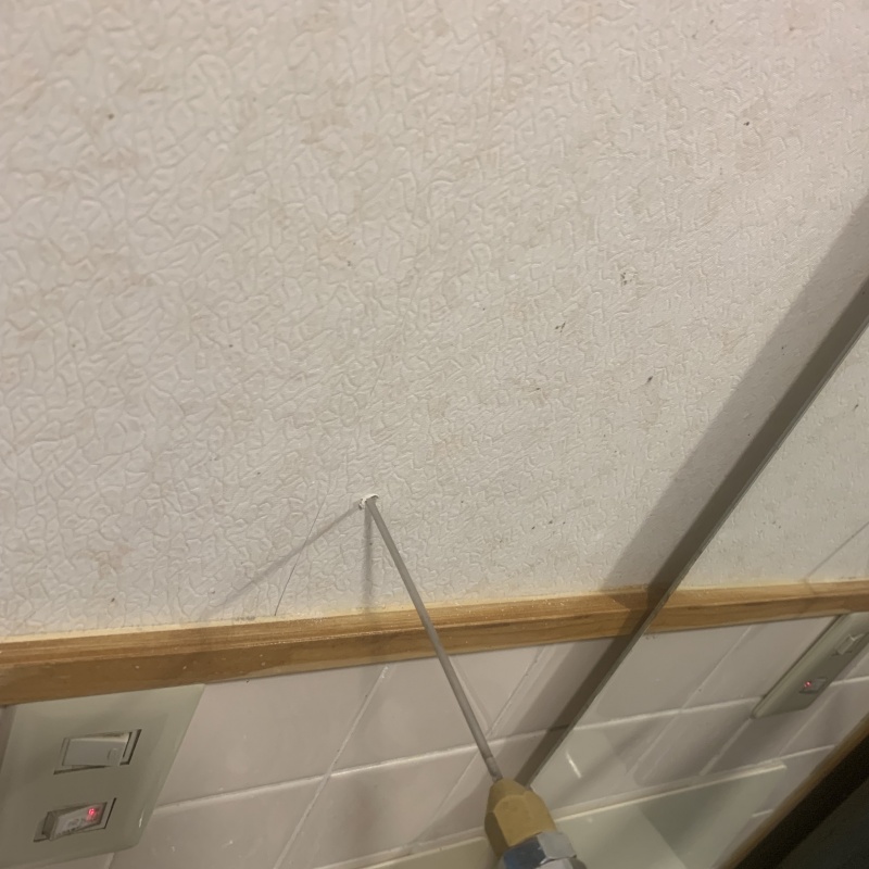 室内の壁にシロアリ駆除剤を注入
