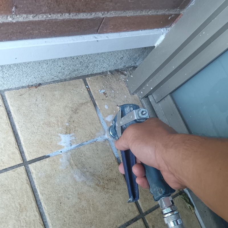 玄関床にシロアリ駆除剤を注入