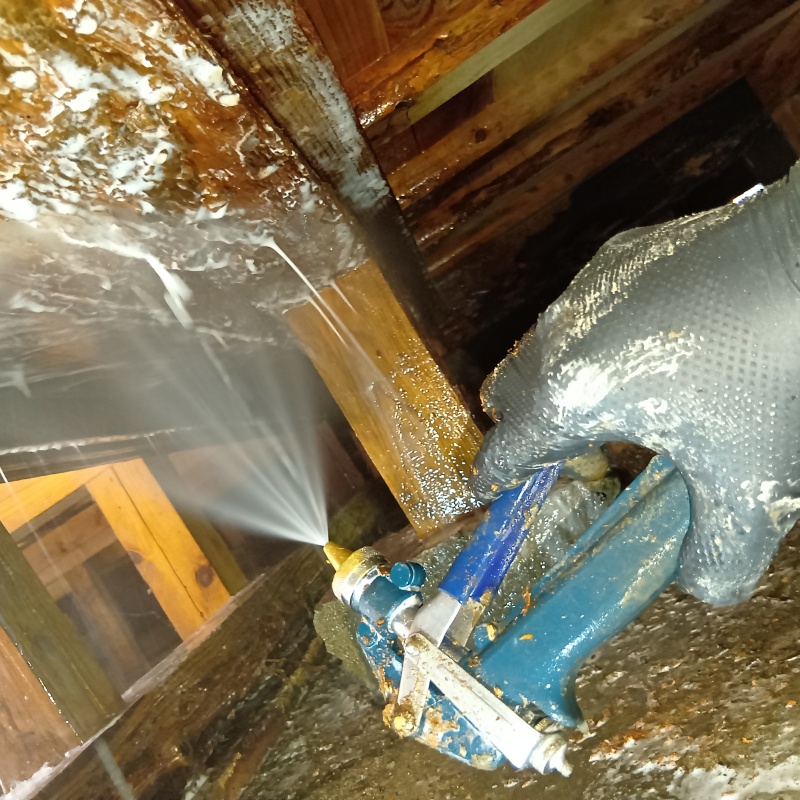 床下にシロアリ駆除剤を散布