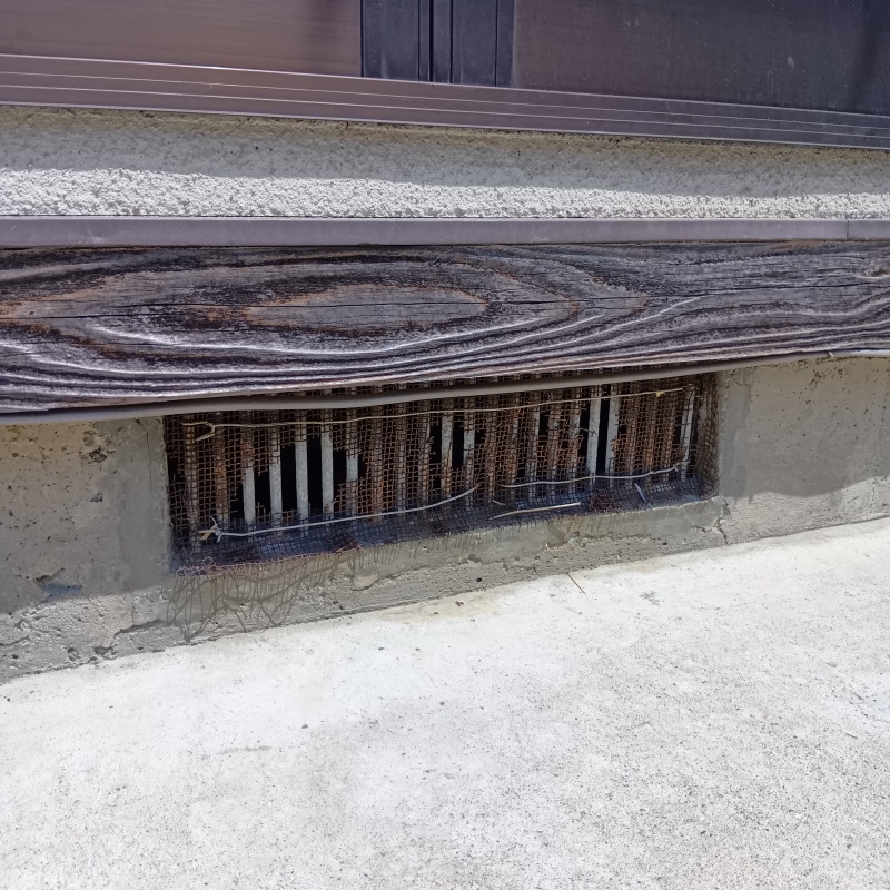 床下換気口のすき間