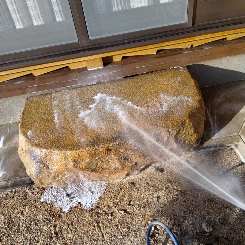 建物の外周に防蟻剤を散布