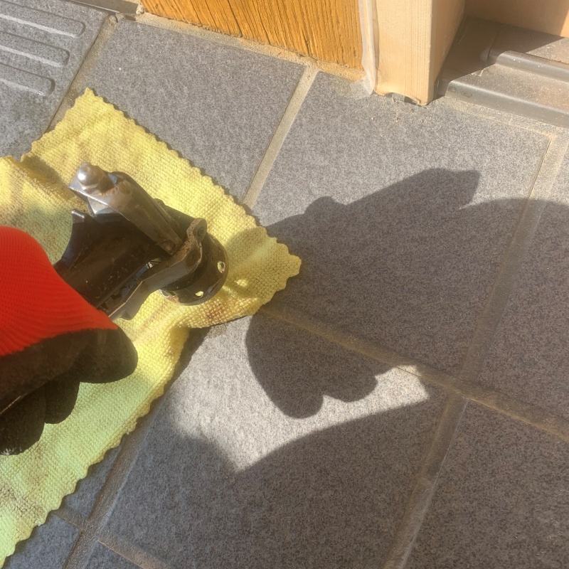 床に防蟻剤を注入