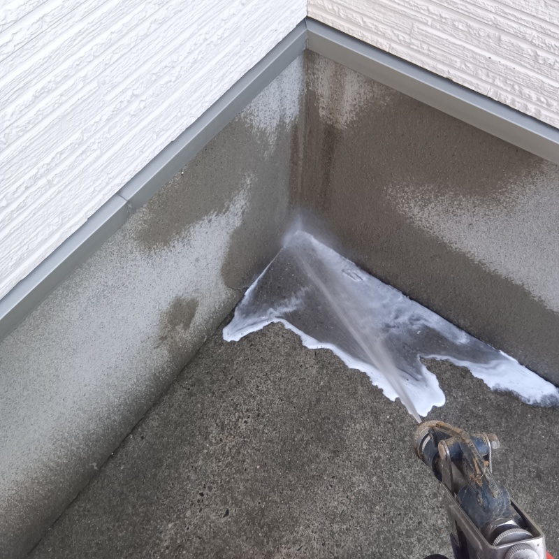 建物の外周に防蟻剤を散布