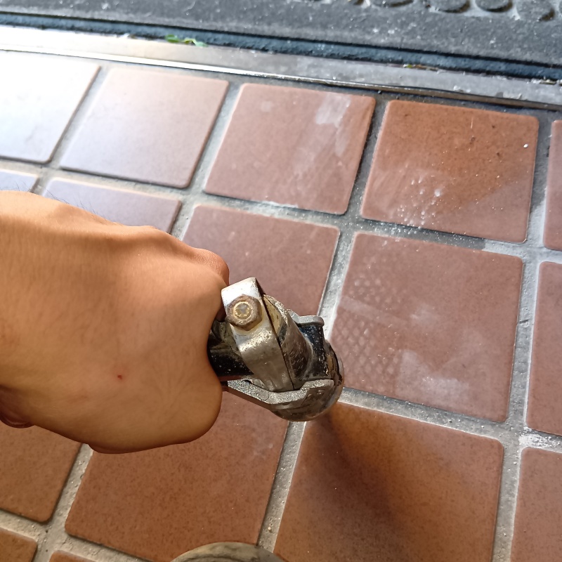 床にシロアリ駆除剤を注入