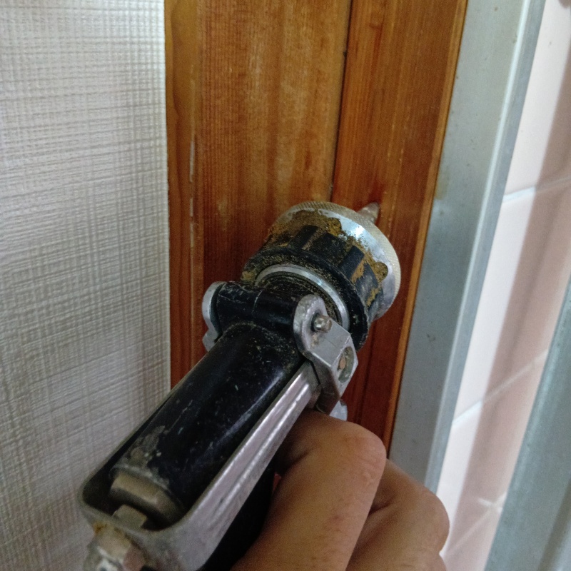 柱にシロアリ駆除剤を注入