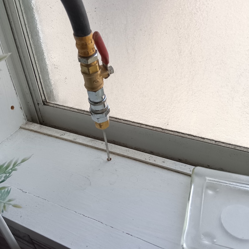 窓まわりにシロアリ駆除剤を注入