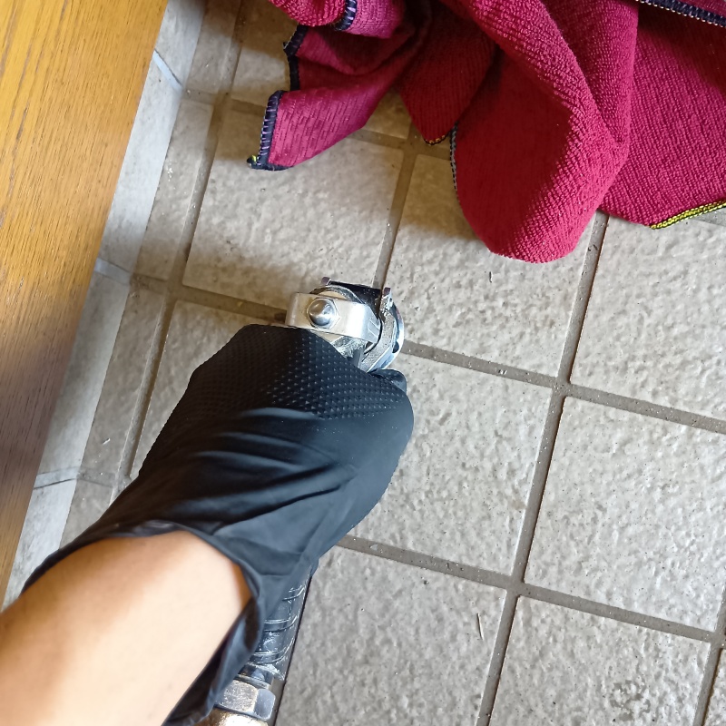 床にシロアリ駆除剤を注入