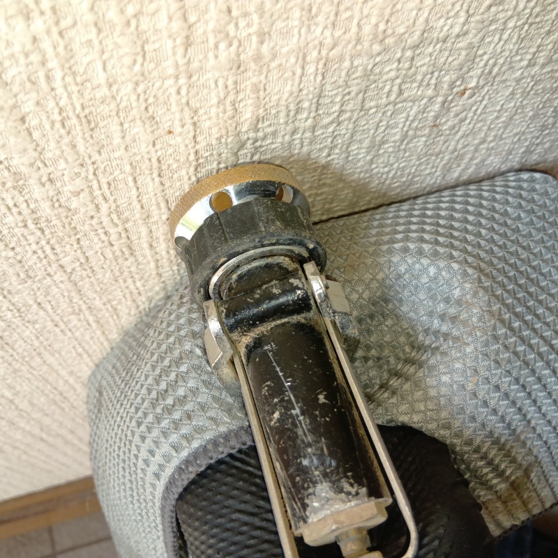 壁にシロアリ駆除剤を注入