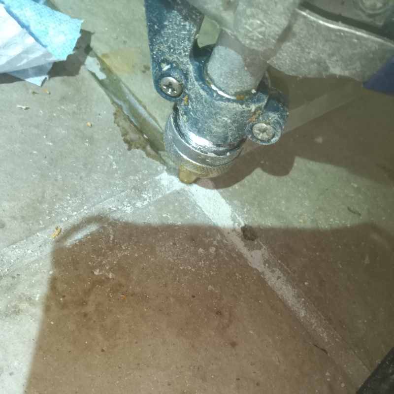 床にシロアリ駆除剤を注入