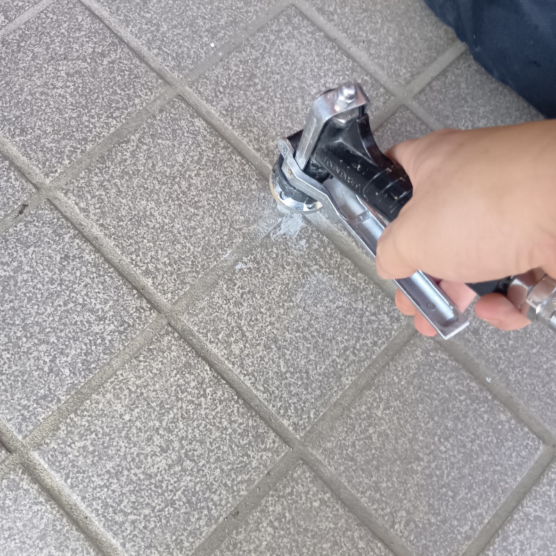 床に防蟻剤を注入