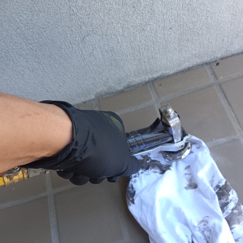 床に防蟻剤を注入