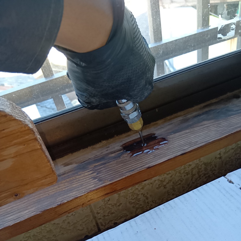 窓枠に防蟻剤を注入