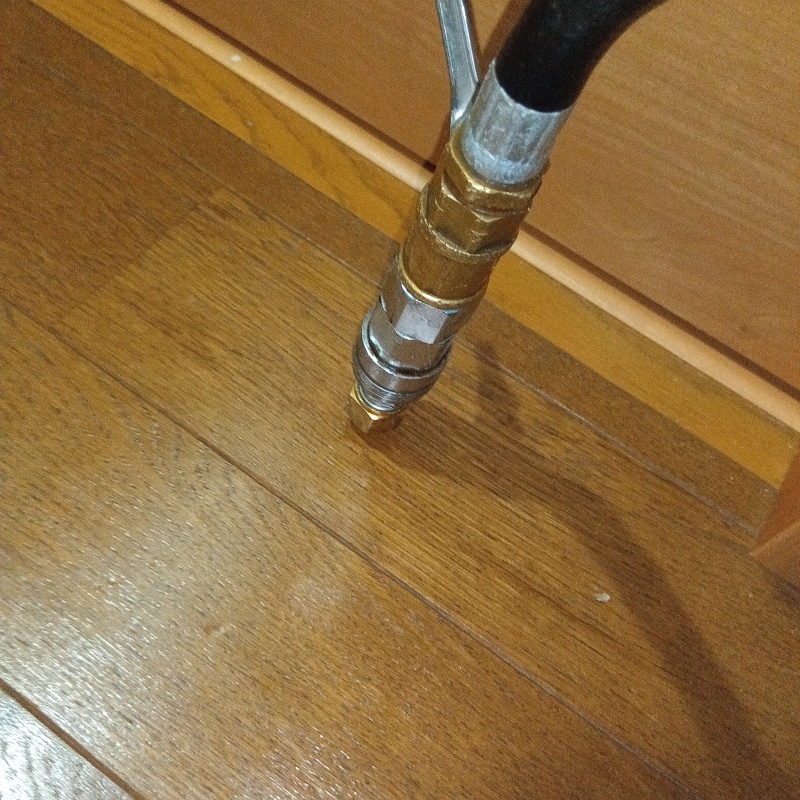 フローリングにシロアリ駆除剤を注入