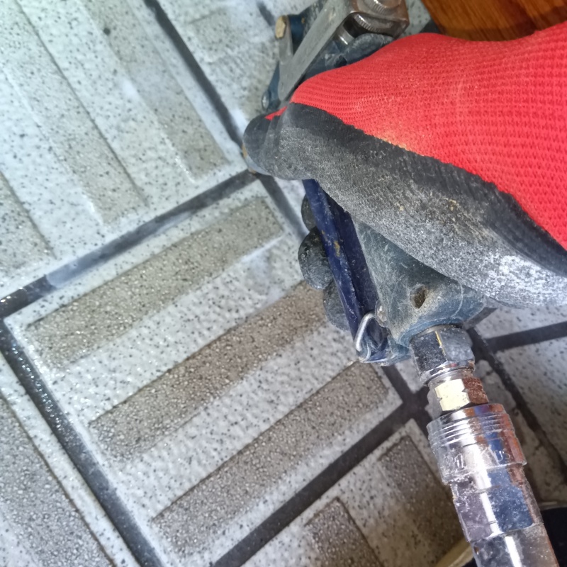 玄関床にシロアリ駆除剤を注入