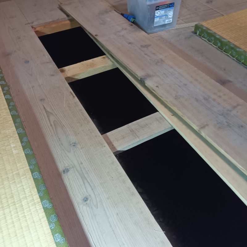 和室の床板をずらして床下に侵入