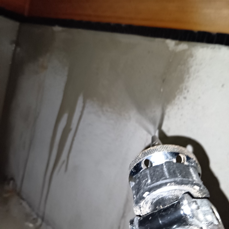 床下基礎にシロアリ駆除剤を散布
