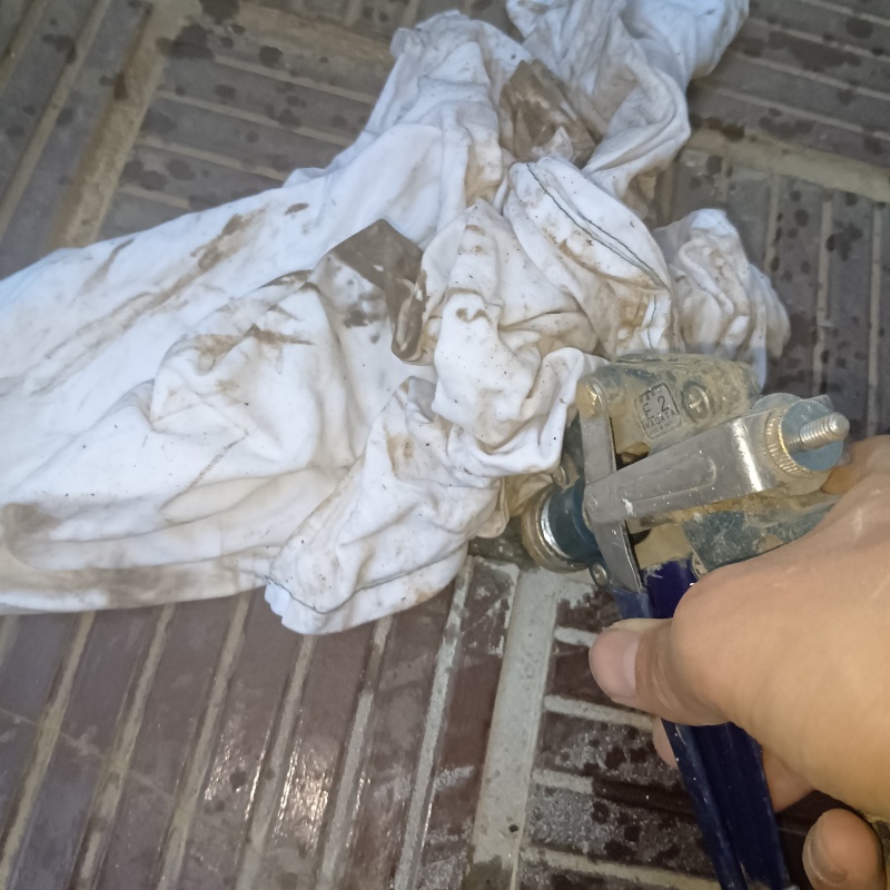床にシロアリ駆除剤を注入