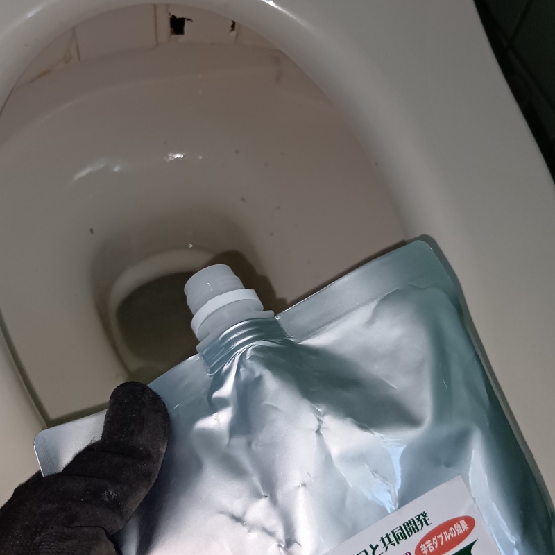 トイレの中に忌避剤を入れる